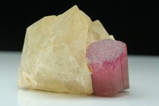 Rubellit Kristall auf Quarz