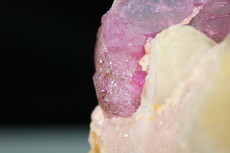 Schöner pinkfarbener Turmalin Kristall auf Quarz