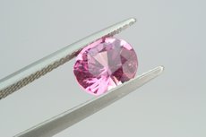 Top pinkfarbiger facettierter Spinel