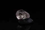 Fine Lustrous シンハリ石 (Sinhalite) 結晶 (Crystal)