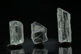 3 Hambergit- Kristalle mit Endflächen