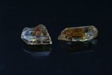 Zwei Sinhalit Kristalle